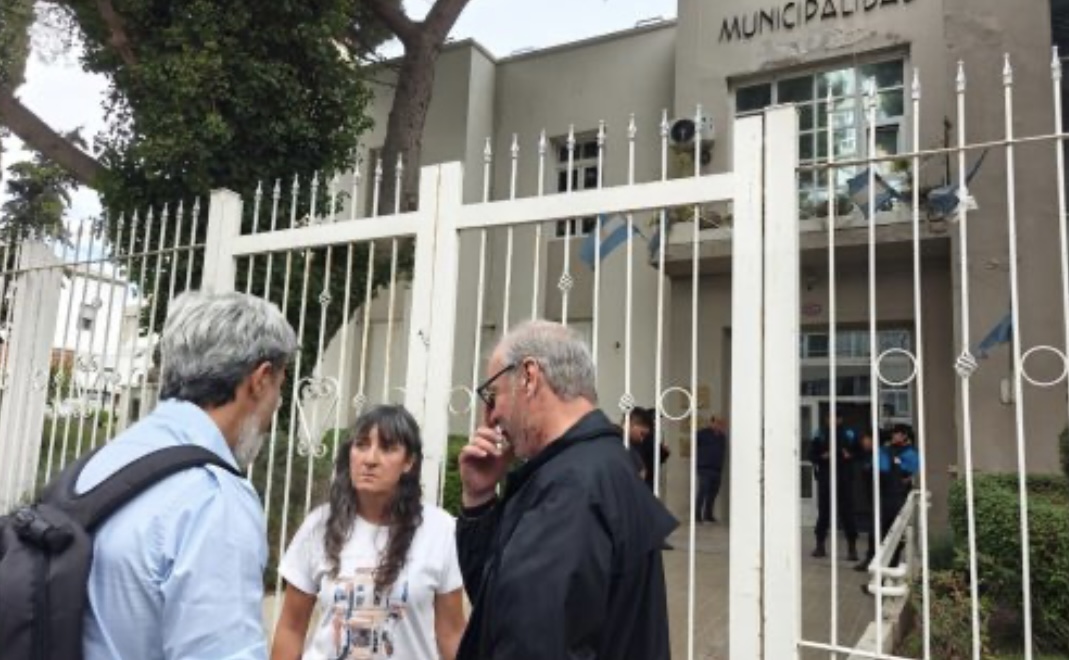 Derrumbe en el Cerro Hermitte: vecinos siguen sin respuestas y el intendente no los recibió