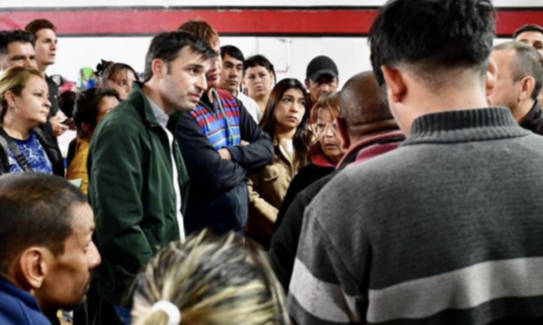 Torres se reunió con damnificados del deslizamiento del Cerro Hermitte