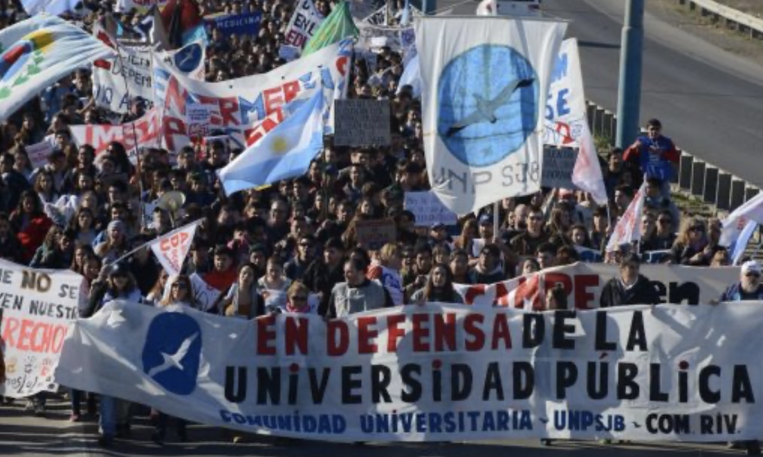 Paro universitario y movilización en Comodoro contra la reforma laboral y educativa