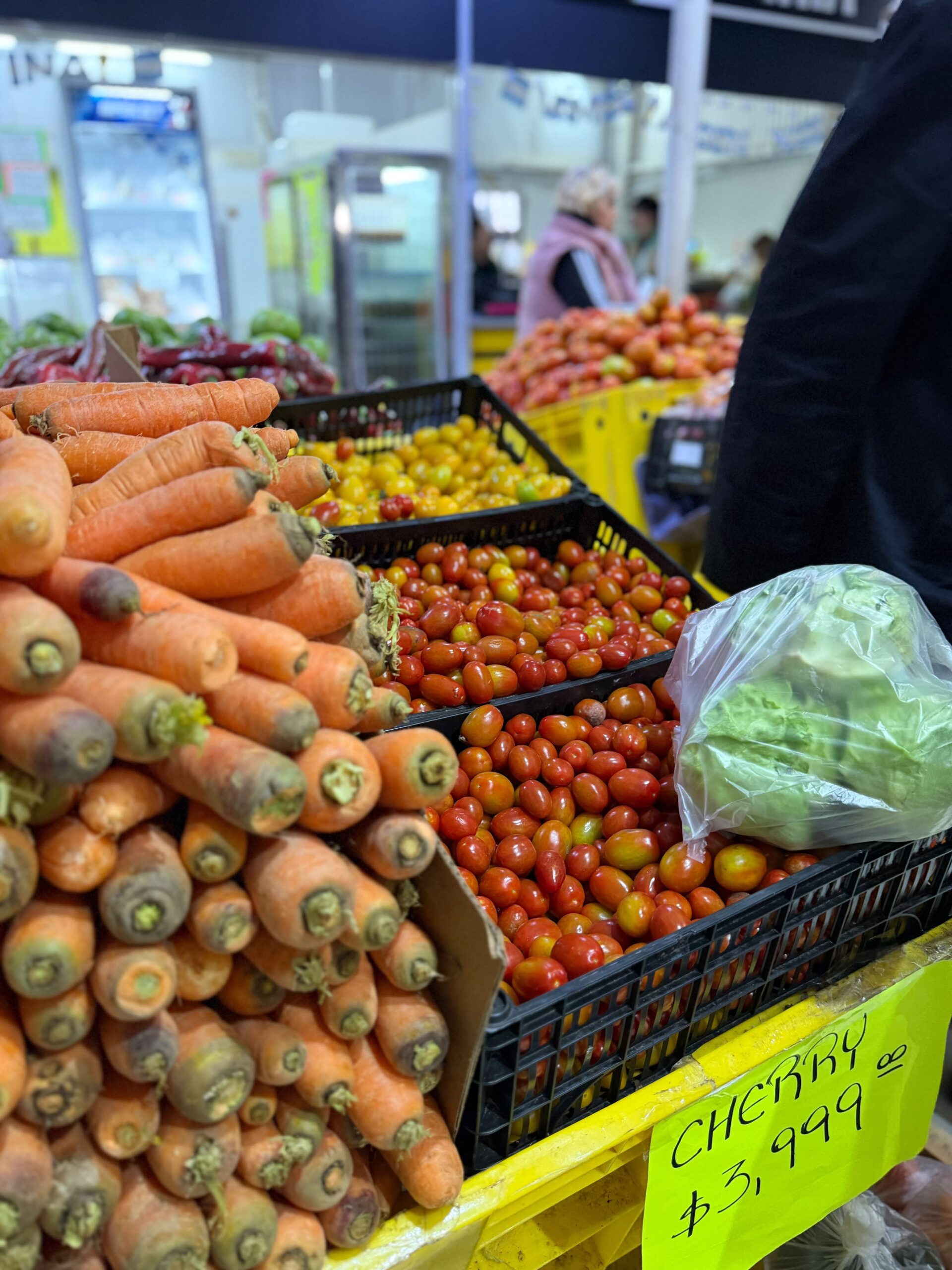 Como comprar en tiempos de crisis: “La gente aprovecha los combos de bolsa de papas y dos maples de huevo a 33 mil pesos”