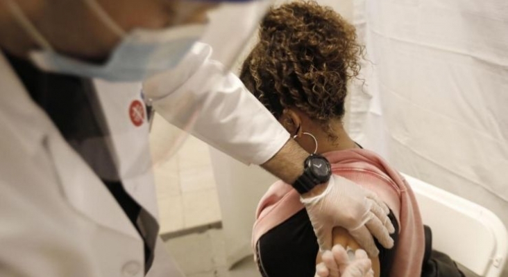 Nueva York (EE. UU.) vacuna a turistas en las estaciones de metro