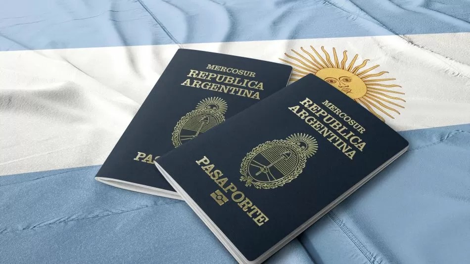 Los pasaportes más fuertes del mundo: en qué puesto está Argentina y adónde viajar sin visa