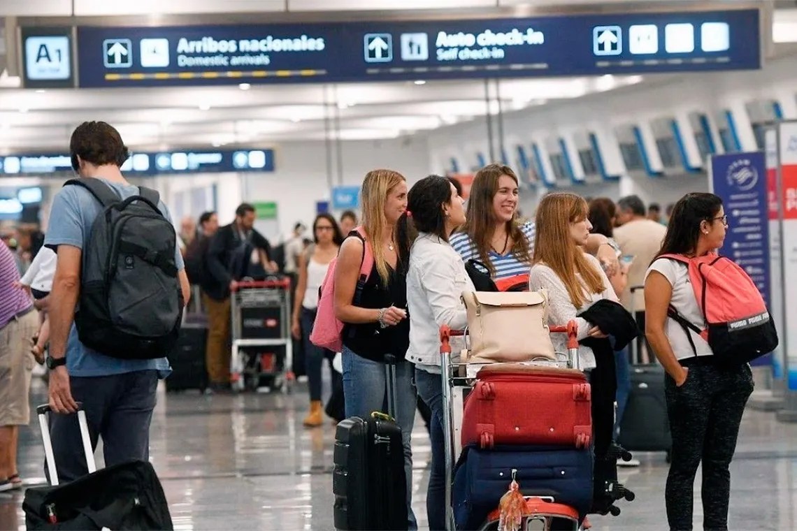 Crece la llegada de extranjeros a Argentina y cae la salida de argentinos al exterior