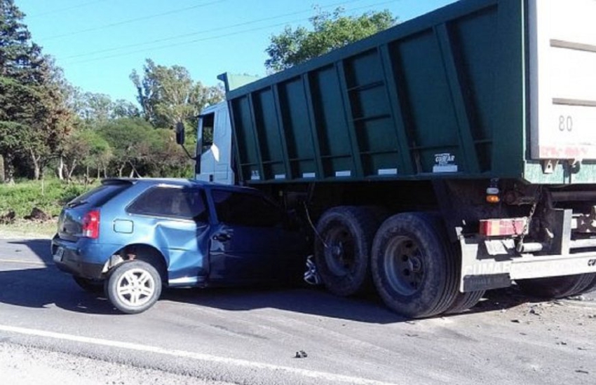 Un hombre perdió la vida al impactar contra un camión