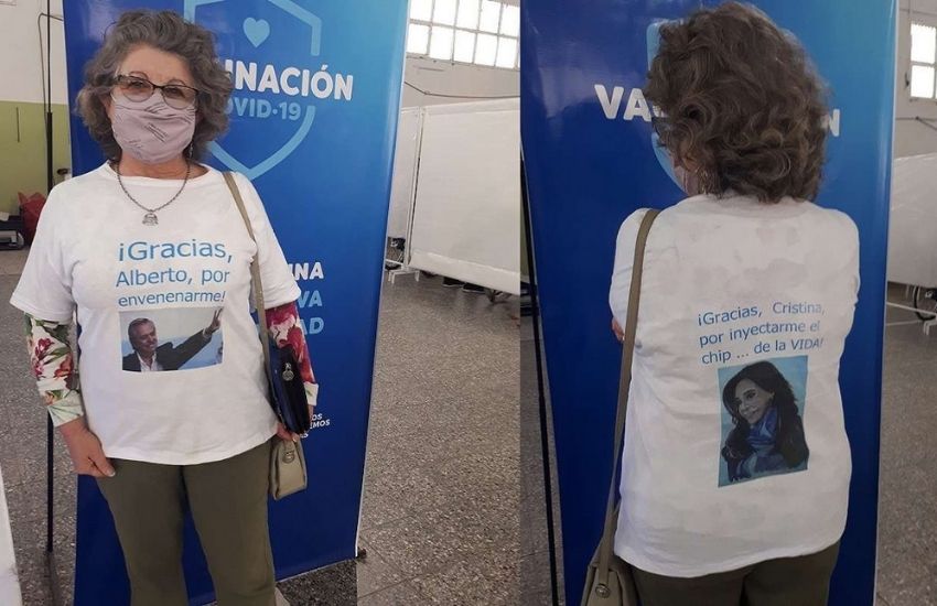 “¡Gracias, Alberto, por envenenarme!”: la insólita remera que usó una jubilada al vacunarse contra el covid