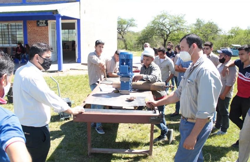 Alumnos de una escuela técnica de Feliciano reparan máquina para tratamiento de residuos