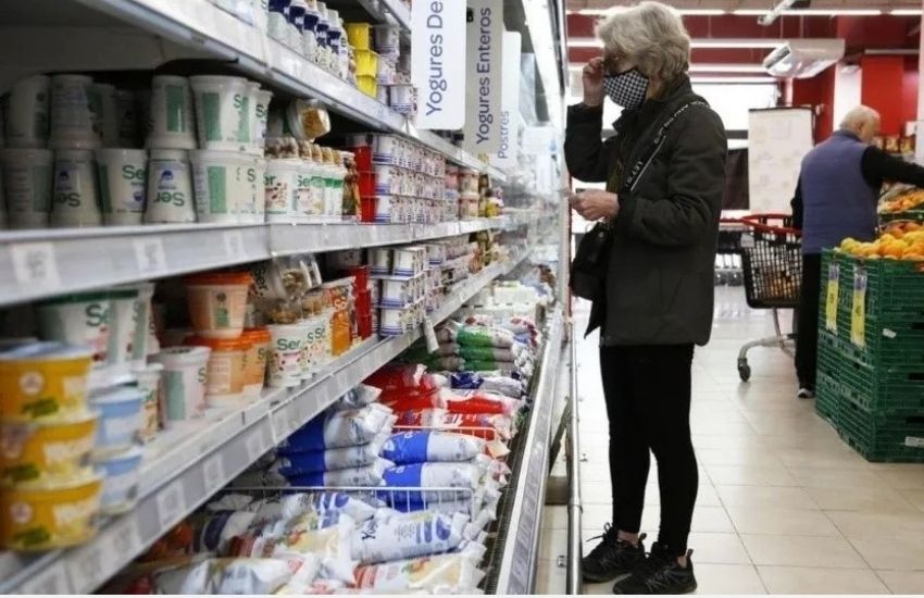 Instan a los consumidores a denunciar a las empresas que incumplan el congelamiento de precios