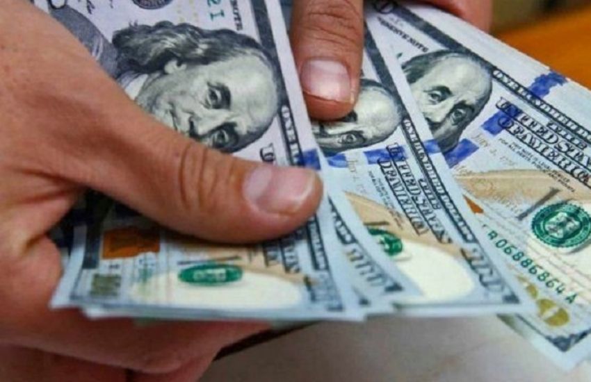 Una mujer de 70 años fue engañada y entregó 15.000 dólares y 700.000 pesos