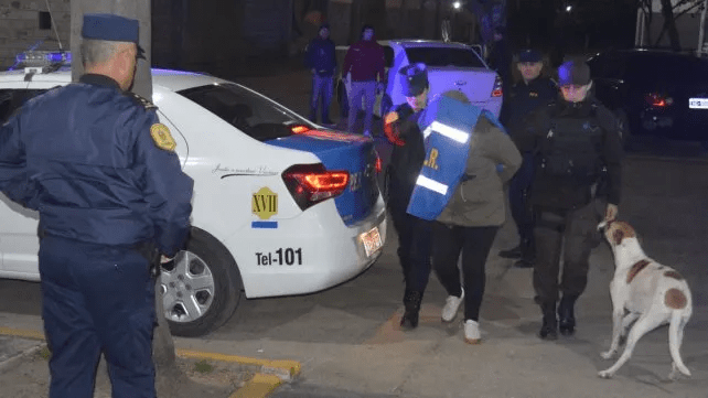 Detuvieron a mujer que incitaba a cometer robos en supermercados de San Salvador