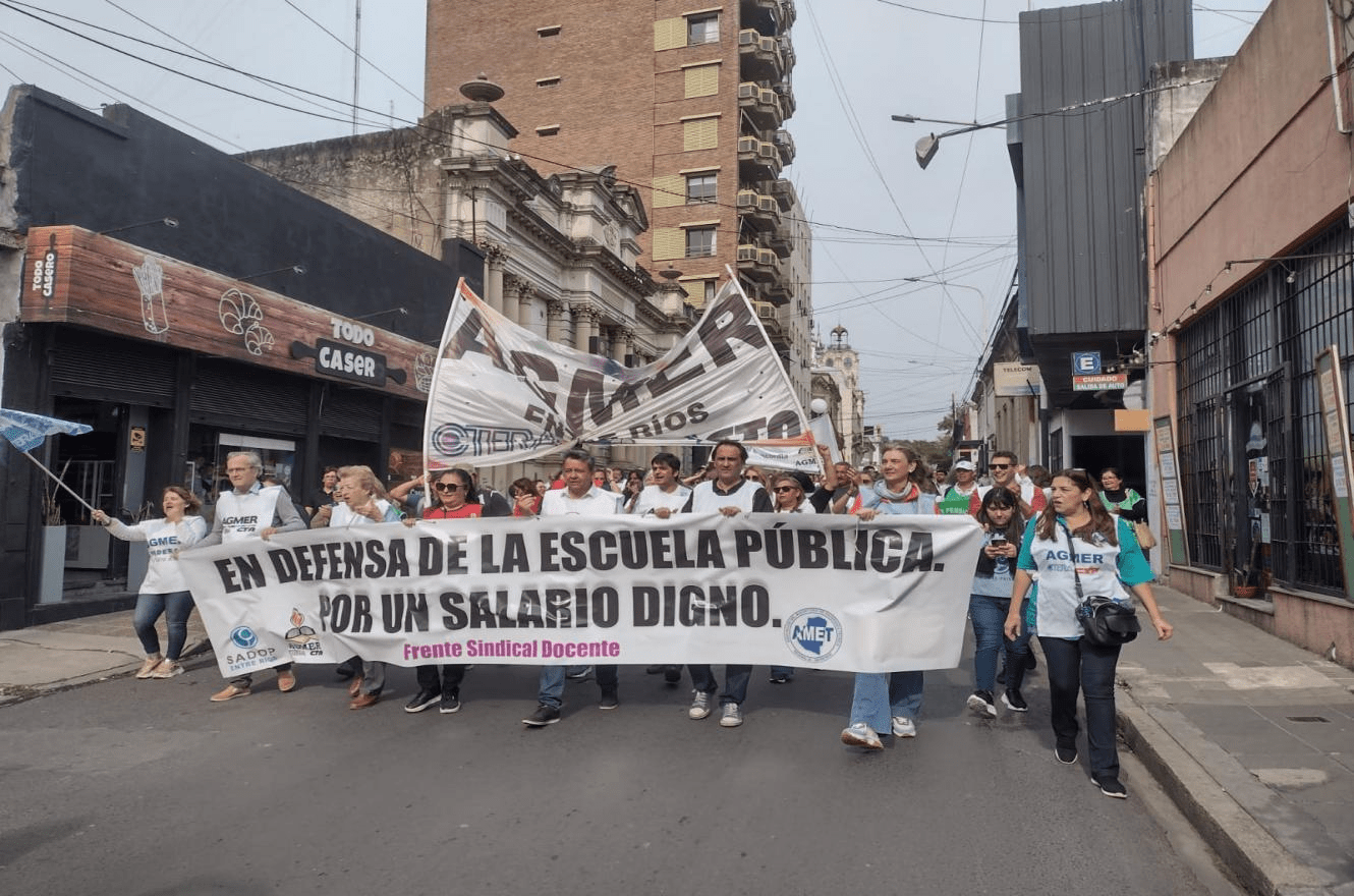 Gran movilización de docentes de toda la provincia en Paraná