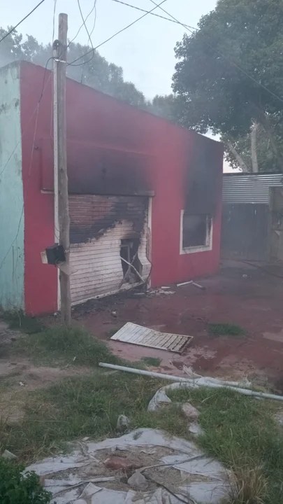 Tragedia en Los Hornos: murieron tres hermanos, dos de ellos de 4 y 7 años, en un incendio