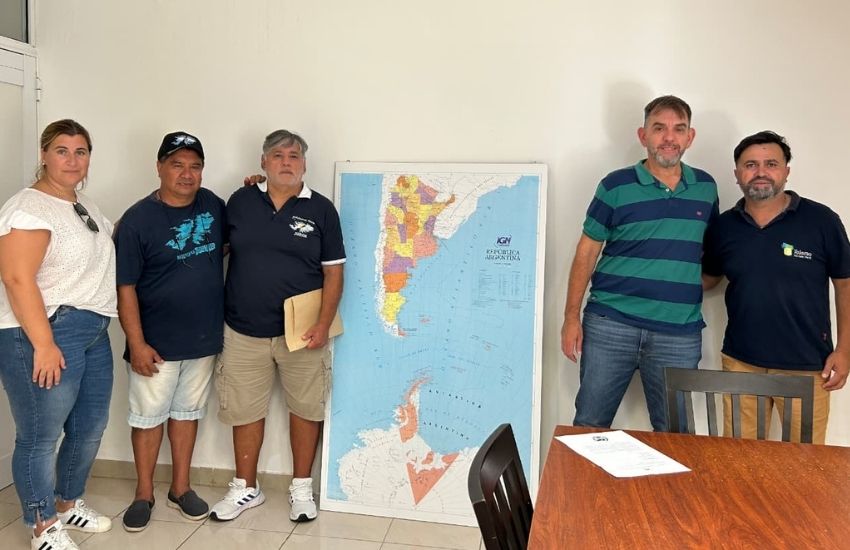 El Municipio de Maciá recibió el Mapa Bicontinental Argentino de manos de veteranos de Malvinas