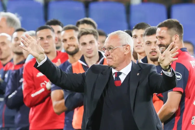 Claudio Ranieri saluta squadra e tifosi (Foto Fabio Murru - L'Unione Sarda)