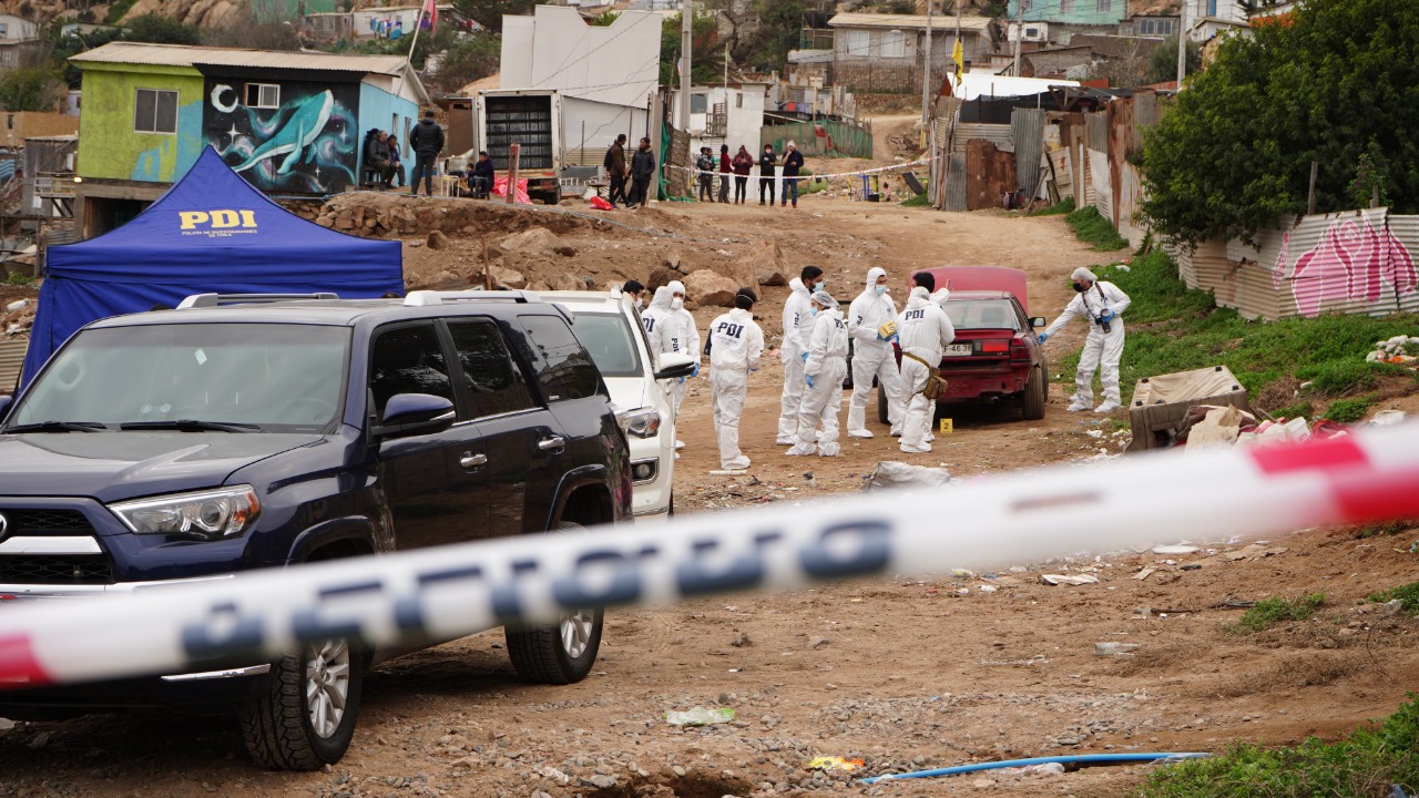 Dos hombres y una mujer estarían involucrados en el asesinato de un hombre de 40 años encontrado en el maletero de un auto en la toma ” Los Changos “