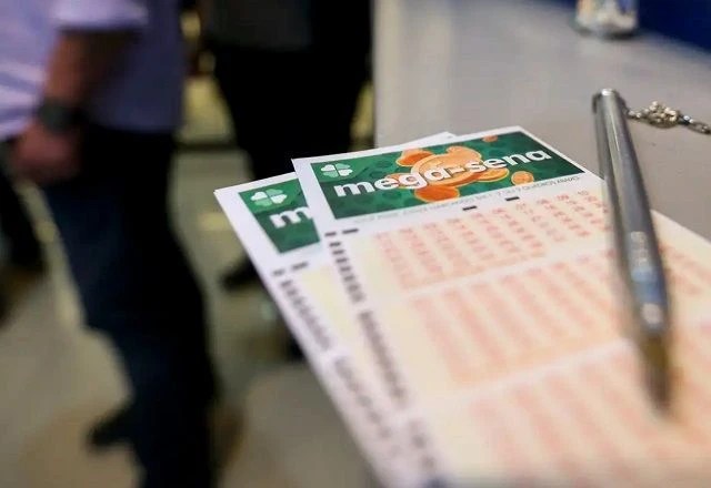 Mega-Sena acumula e chega a R$ 120 milh&otilde;es; veja os n&uacute;meros sorteados -  R&Aacute;DIO SAMPAIO
