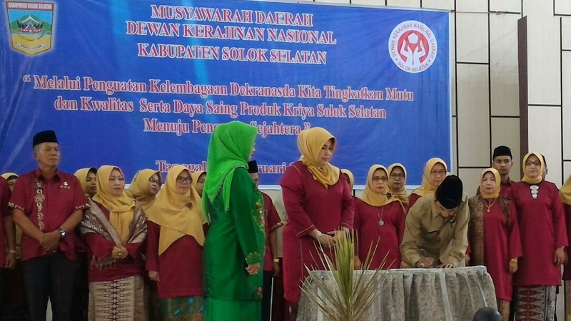 Baru 70% Sekolah Yang Menggunakan Baju Daerah