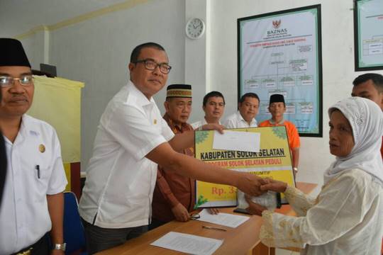 Baznas Salurkan Zakat Kepada Mustahik