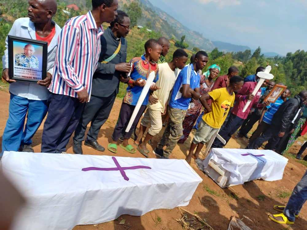 Nyamasheke: Byari amarira mu gushyingura umusaza n’umugore we bishwe n’uwo bibyariye abakase amajosi