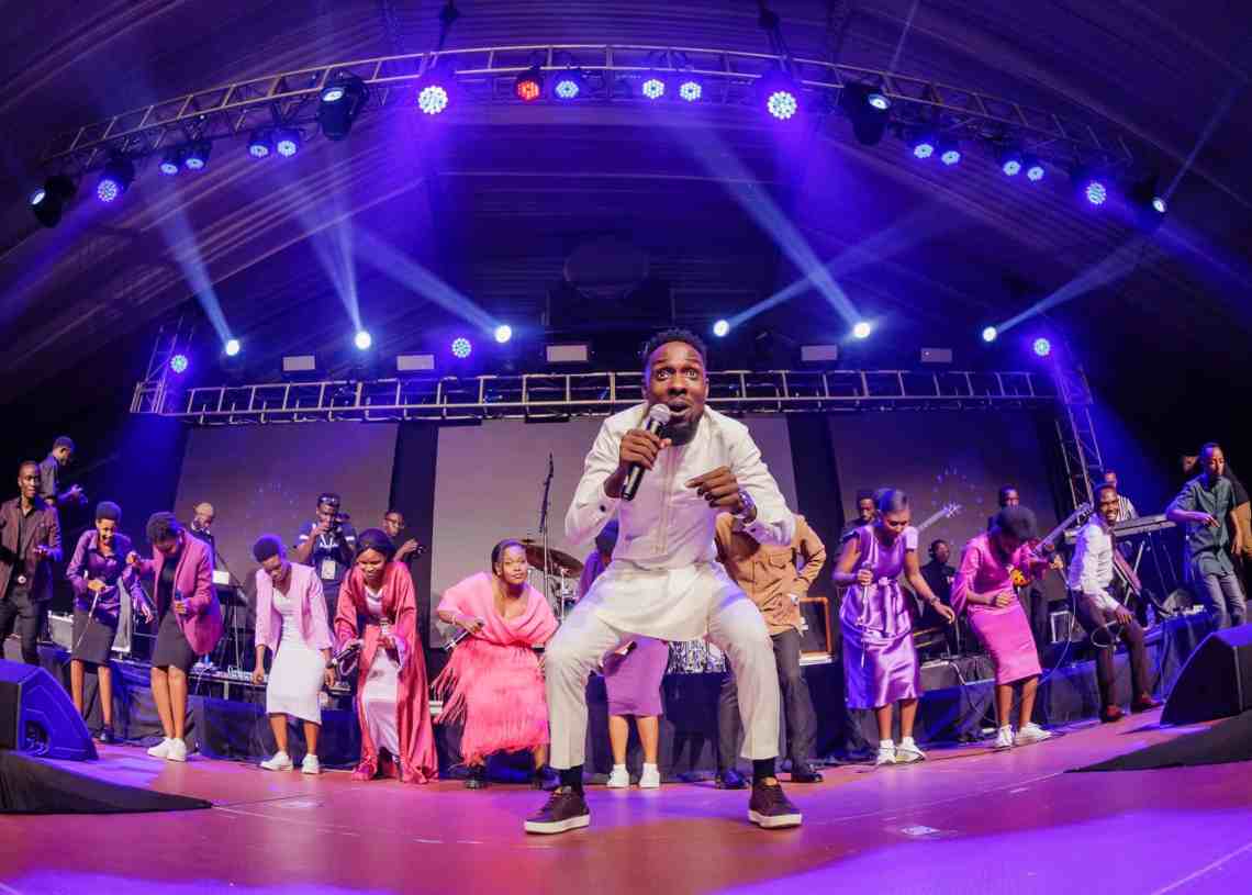 Umuhanzi w’icyamamare muri Tanzania yavugiye ku rubyiniro amagambo yumvikana nko guhanurira u Rwanda