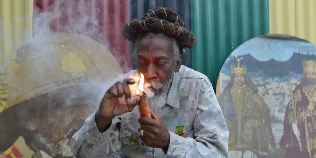 Ubusabe bw’Abarasita bo muri Kenya bifuzaga ko kunywa urumogi byemerwa bwatwe utwatsi