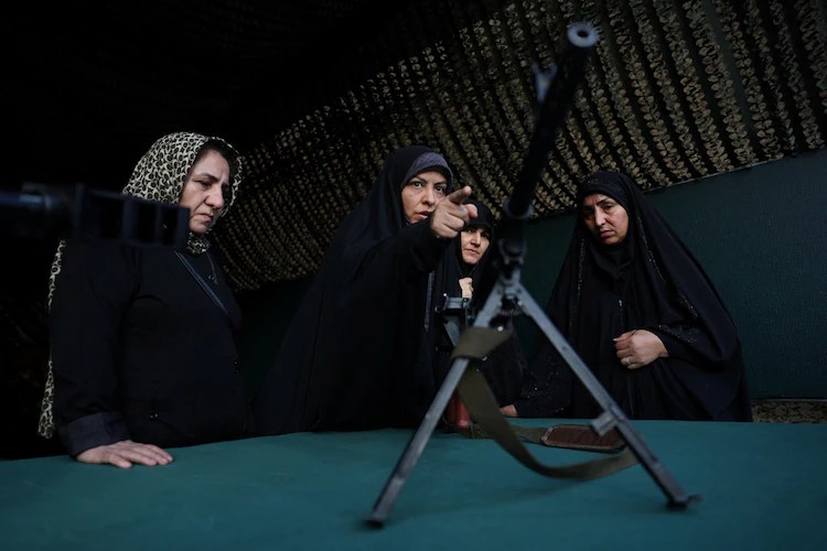 Abagore b’abasivile batangiye guhabwa imyitozo ya gisirikare muri Iran