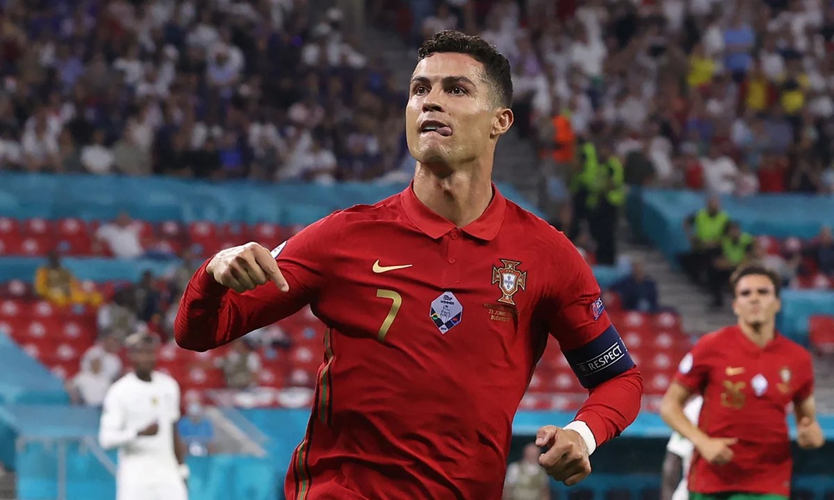 Rurangiranwa Cristiano Ronaldo yongeye kwandika andi mateka yihariye mu mupira w’amaguru ku Isi