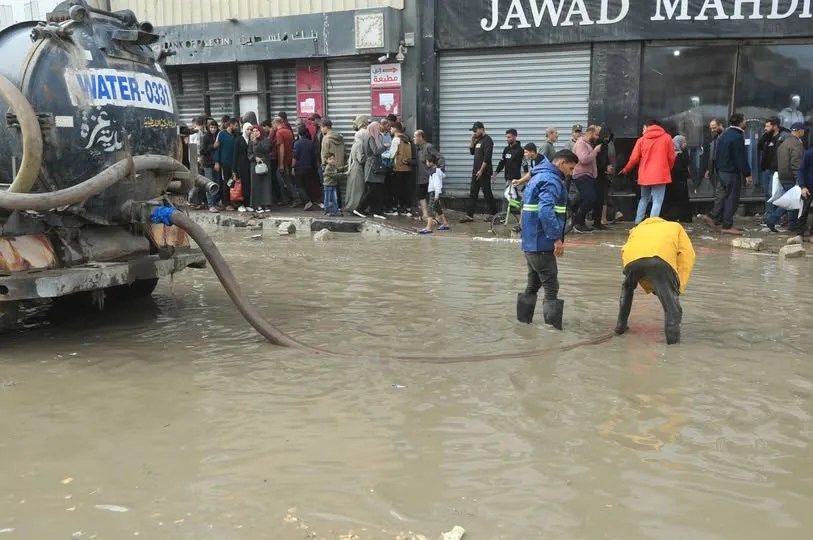 بلدية غزة تكثف جهودها لمواجهة آثار المنخفض الجوي وسط تحديات كبيرة
