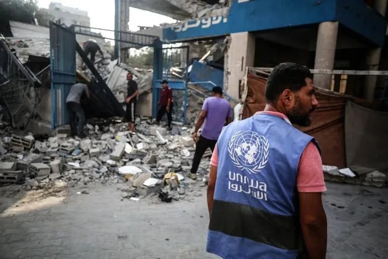 تحذيرات أممية: فصل موظفي الأونروا الذين غادروا غزة قسرًا يهدد استمرار العمليات الإنساني