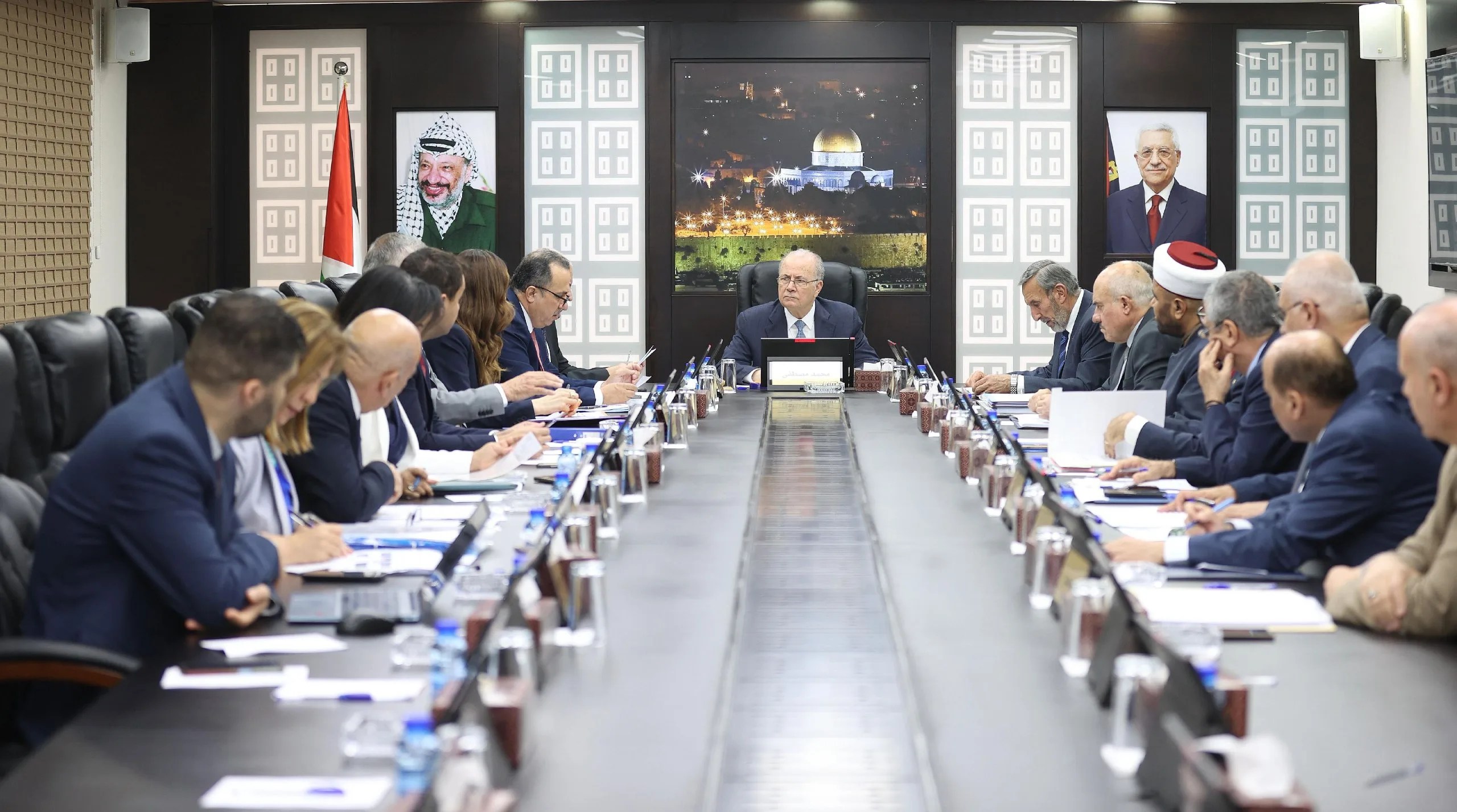 الحكومة الفلسطينية تكثف جهودها لصرف الرواتب قبيل رمضان وتعدل نظام الدوام الرسمي