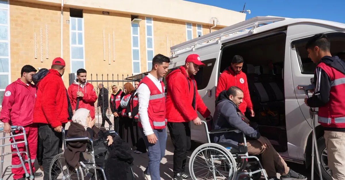 الفلسطينيون العائدون إلى غزة يستكملون إجراءات العودة عبر الجانب المصري لمعبر رفح