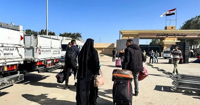 آلية وتوقيت عودة العالقين في مصر إلى قطاع غزة عبر معبر رفح – مرفق رابط التسجيل