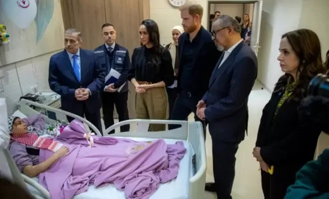 بالصور: الأمير هاري وميغان يزوران مصابي غزة خلال تلقيهم العلاج في الأردن