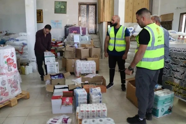 اللجنة الرئاسية للمساعدات توزّع طرودا غذائية للنازحين وسط قطاع غزة