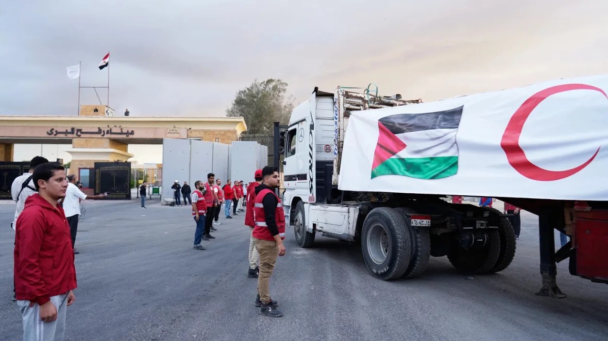 تحرك دفعة جديدة من شاحنات المساعدات إلى قطاع غزة