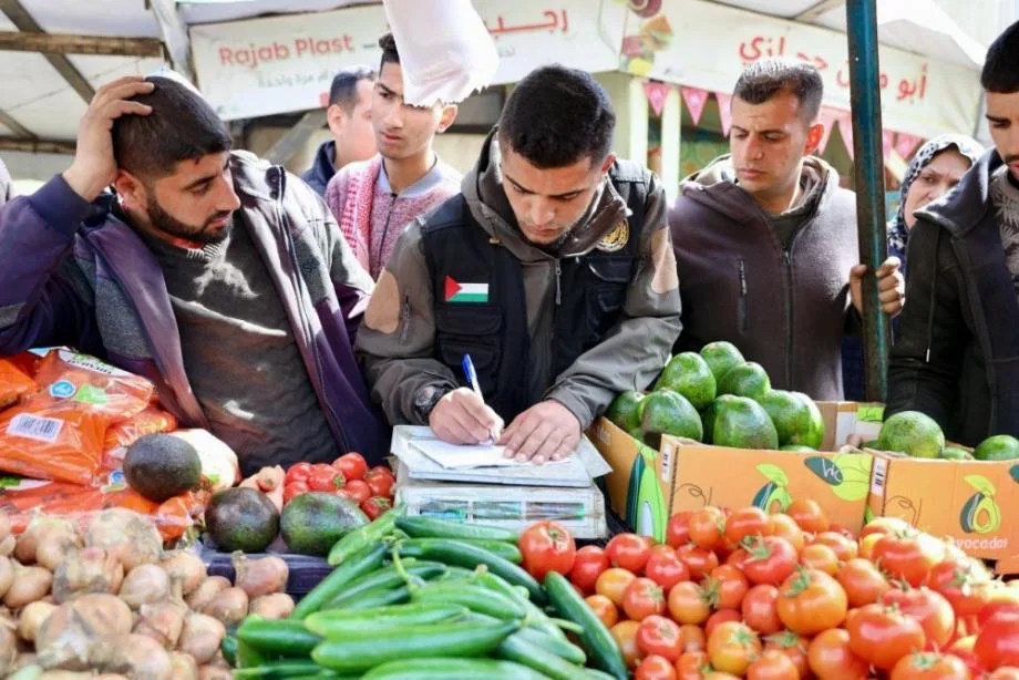 “الاقتصاد” تصدر بيانًا توضيحًا حول أزمة السلع وارتفاع الأسعار في غزة