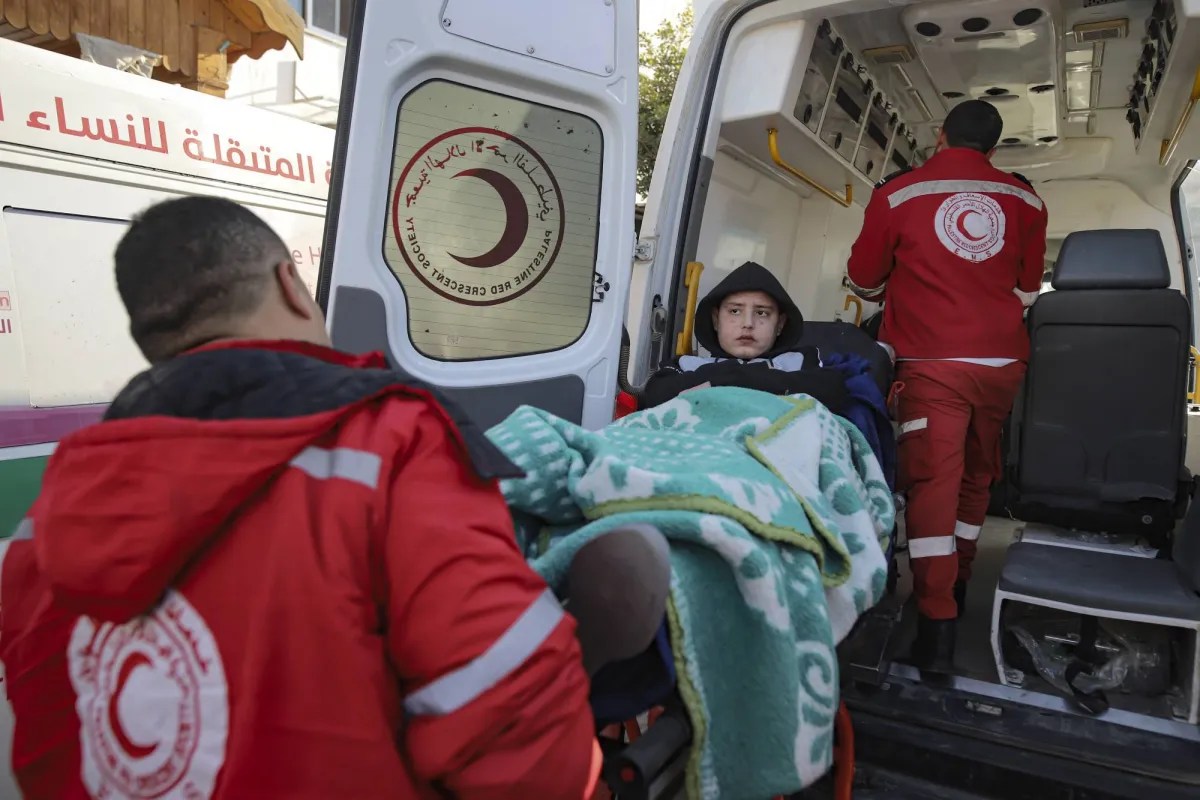 دفعة جديدة من جرحى ومرضى غزة تغادر عبر معبر رفح لتلقي العلاج
