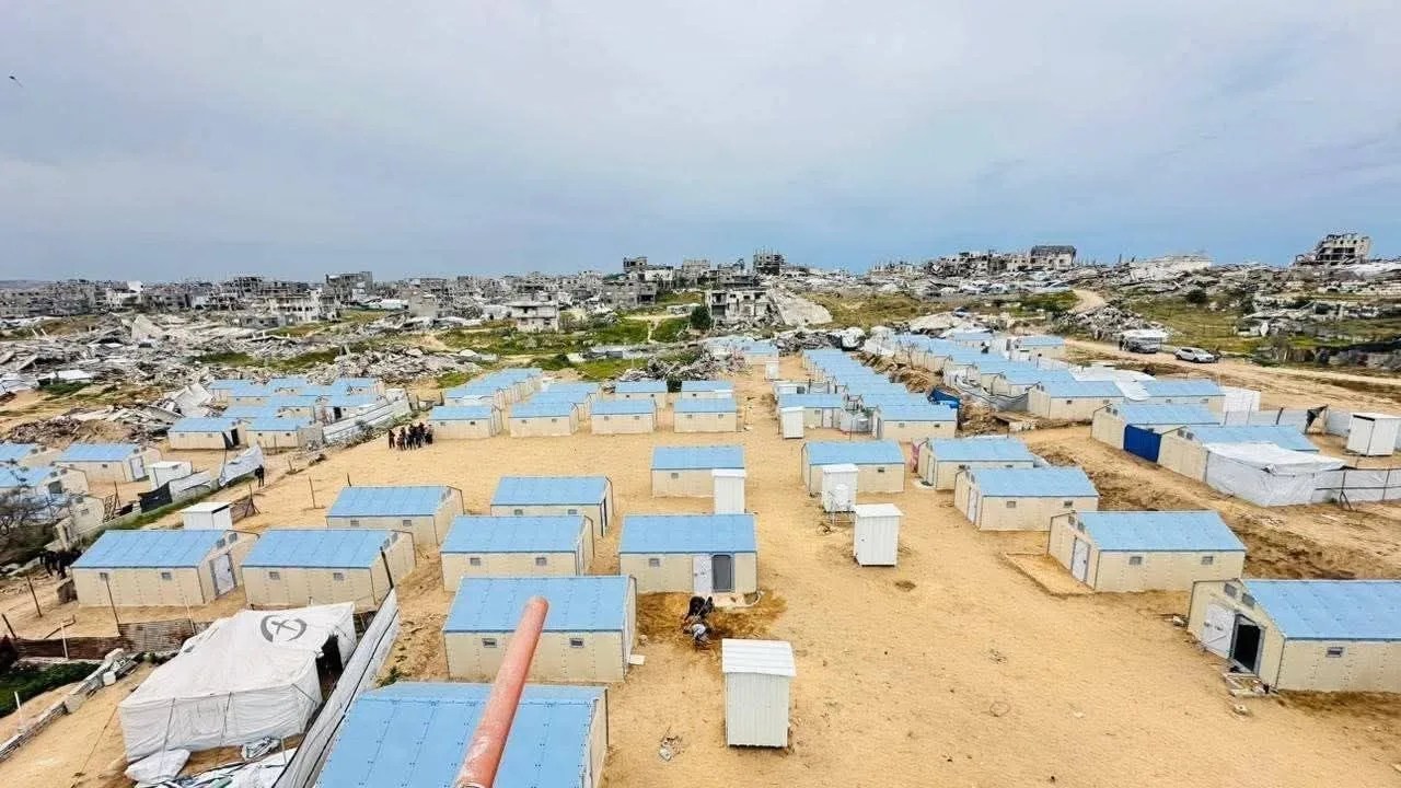 وزارة الأشغال و”UNDP” يفتتحان مخيم “السلاطين” شمال غزة لإيواء العائلات النازحة