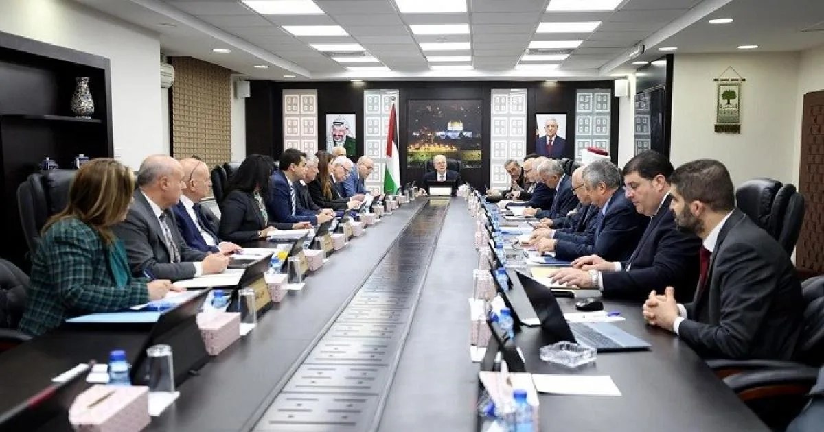 أبو الرب يكشف عن موعد صرف رواتب الموظفين لفئة محددة