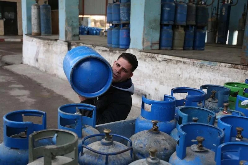 دخول 5 شاحنات غاز إلى غزة وتوزيعها على أكثر من 11 ألف مستفيد