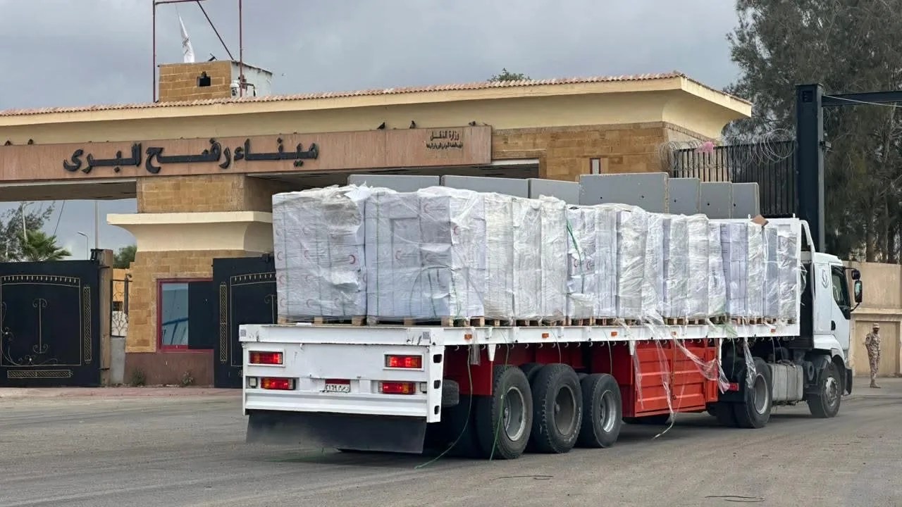 انطلاق قافلة «زاد العزة 189» من الهلال الأحمر المصري محمّلة بأكثر من 3 آلاف طن لدعم غزة