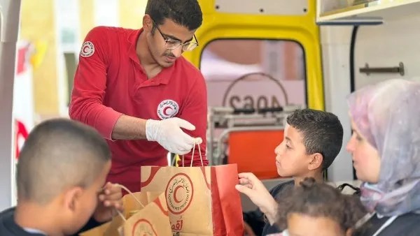 وصول دفعة جديدة من الجرحى والمرضى الفلسطينيين معبر رفح البري من الجانب المصري