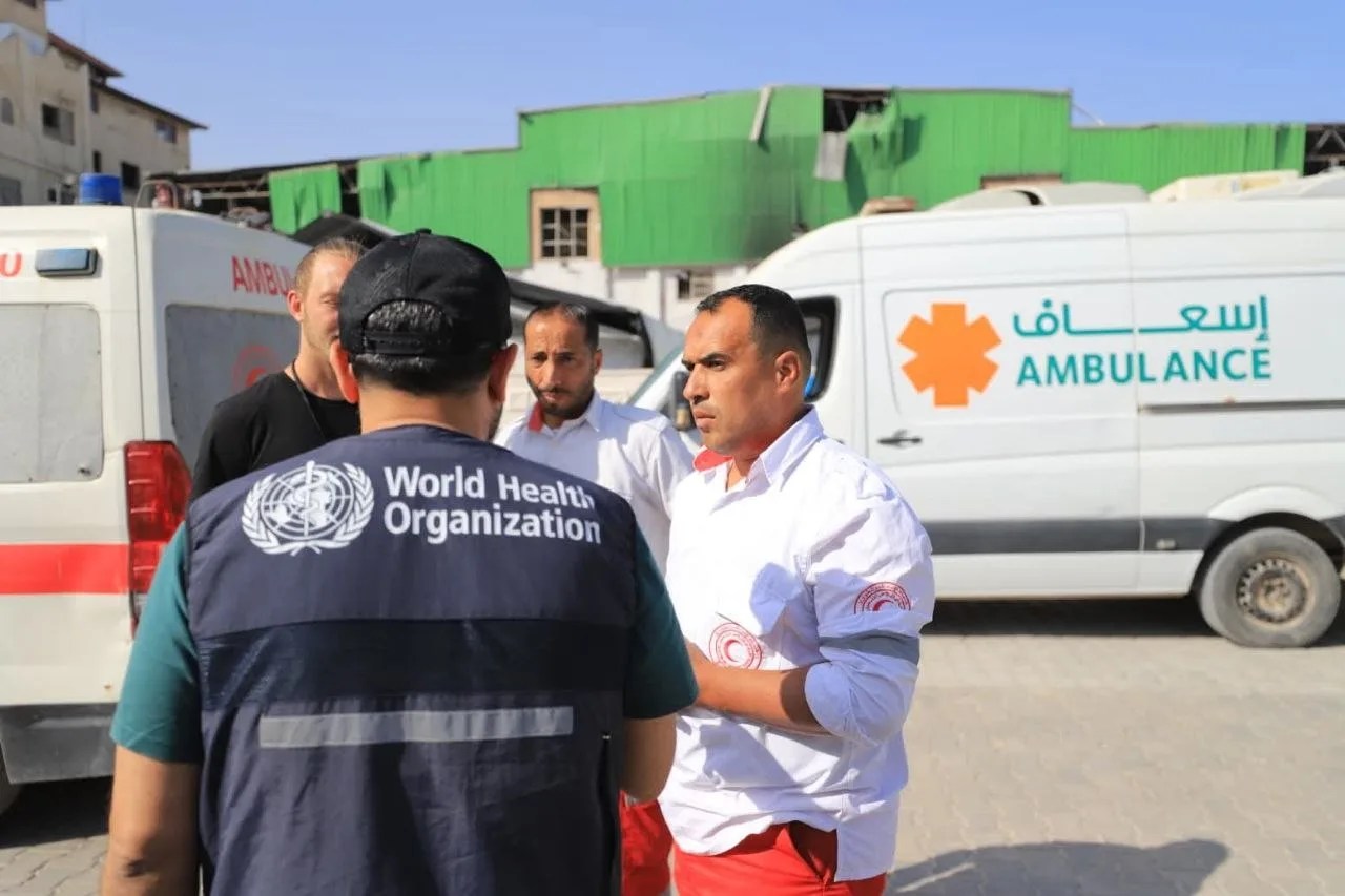 الهلال الأحمر والصحة العالمية يواصلان إجلاء مرضى غزة عبر معبر رفح
