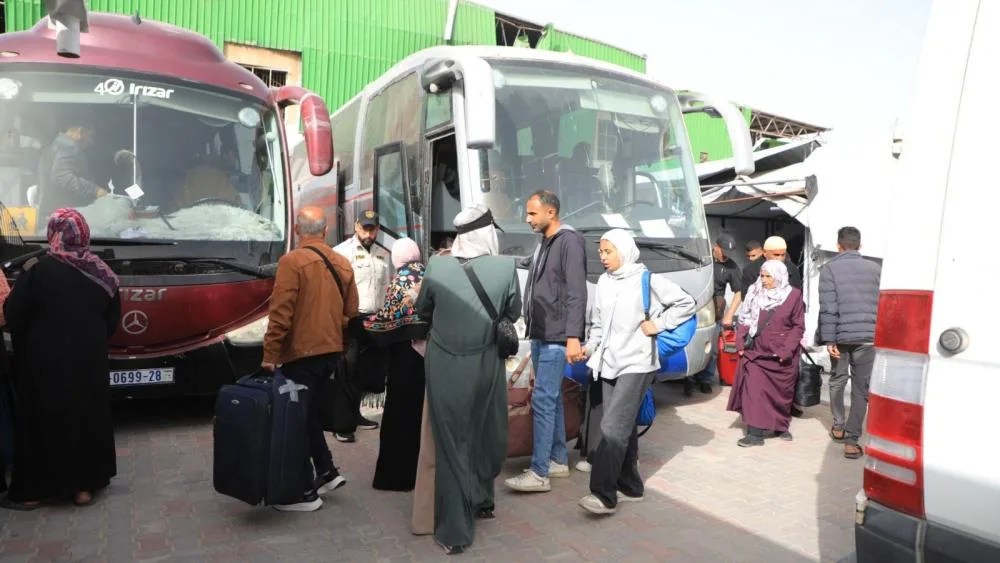 مغادرة دفعة جديدة من المرضى ومرافقيهم عبر معبر رفح للعلاج بالخارج