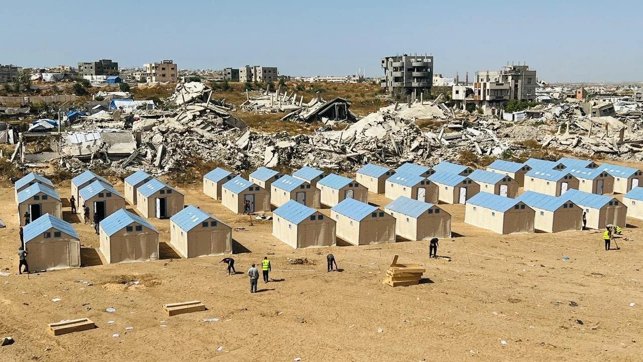 بالصور: بدء إقامة مخيم إيواء جديد للنازحين في شمال قطاع غزة