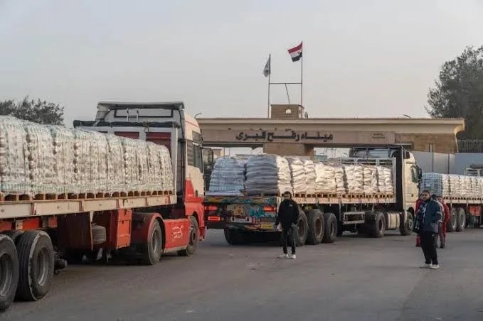حركة المعابر في غزة.. أعداد المسافرين والشاحنات الواردة إلى القطاع خلال أسبوع
