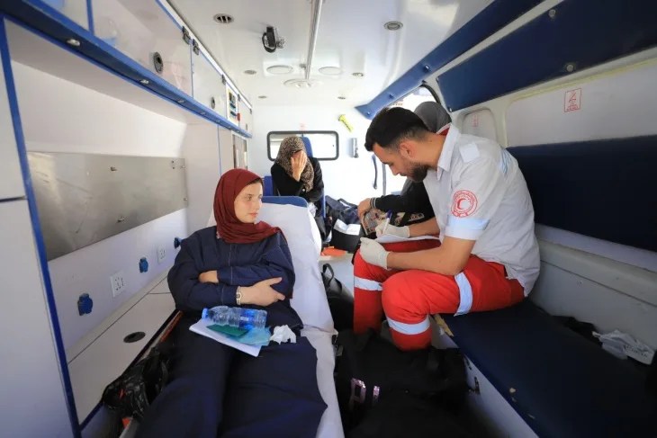 بالتنسيق مع الجهات الدولية.. معبر رفح يشهد مغادرة مرضى من غزة للعلاج بالخارج