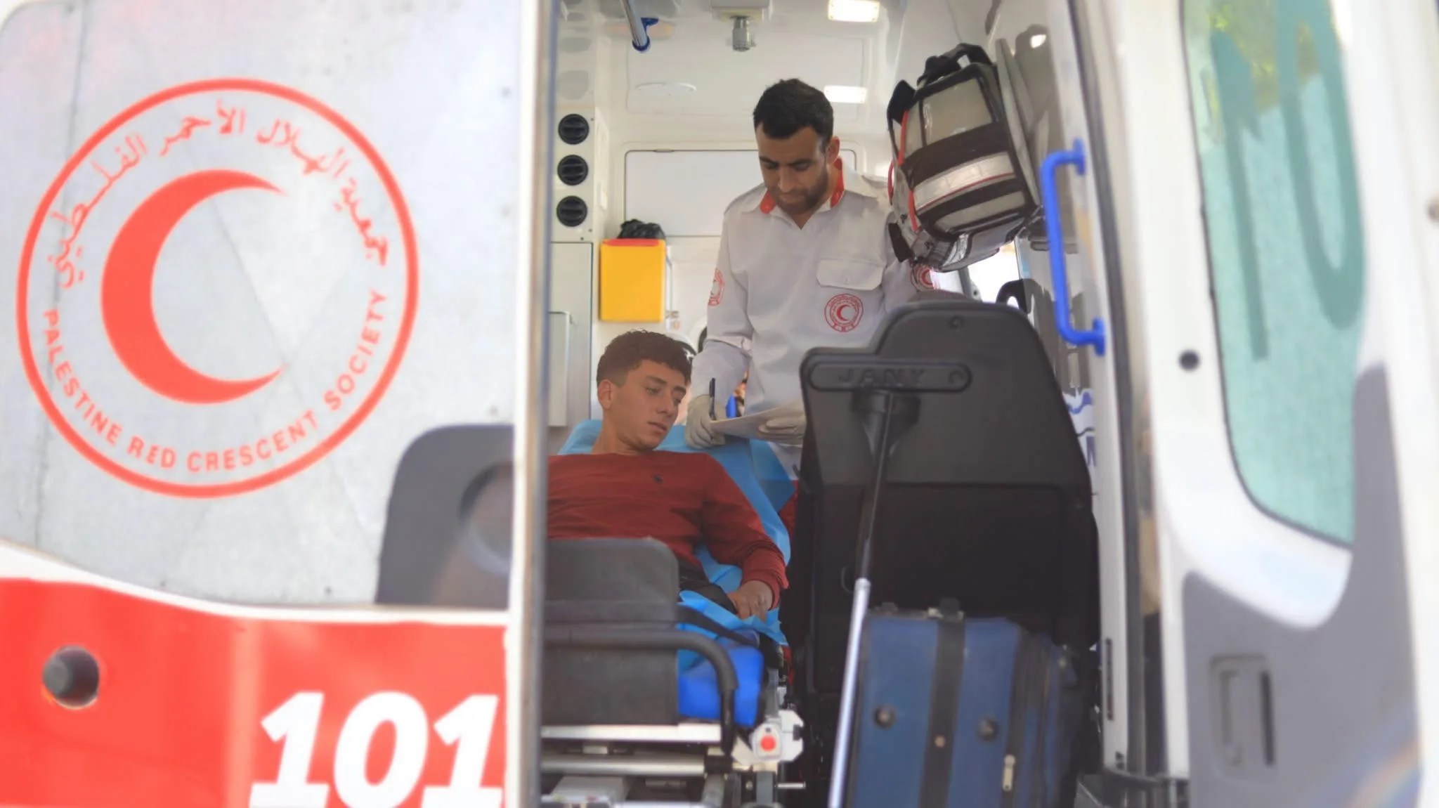 الهلال الأحمر الفلسطيني يعلن إجلاء 97 مريضًا ومرافقًا عبر معبر رفح ضمن جهود الإجلاء الطبي المستمرة