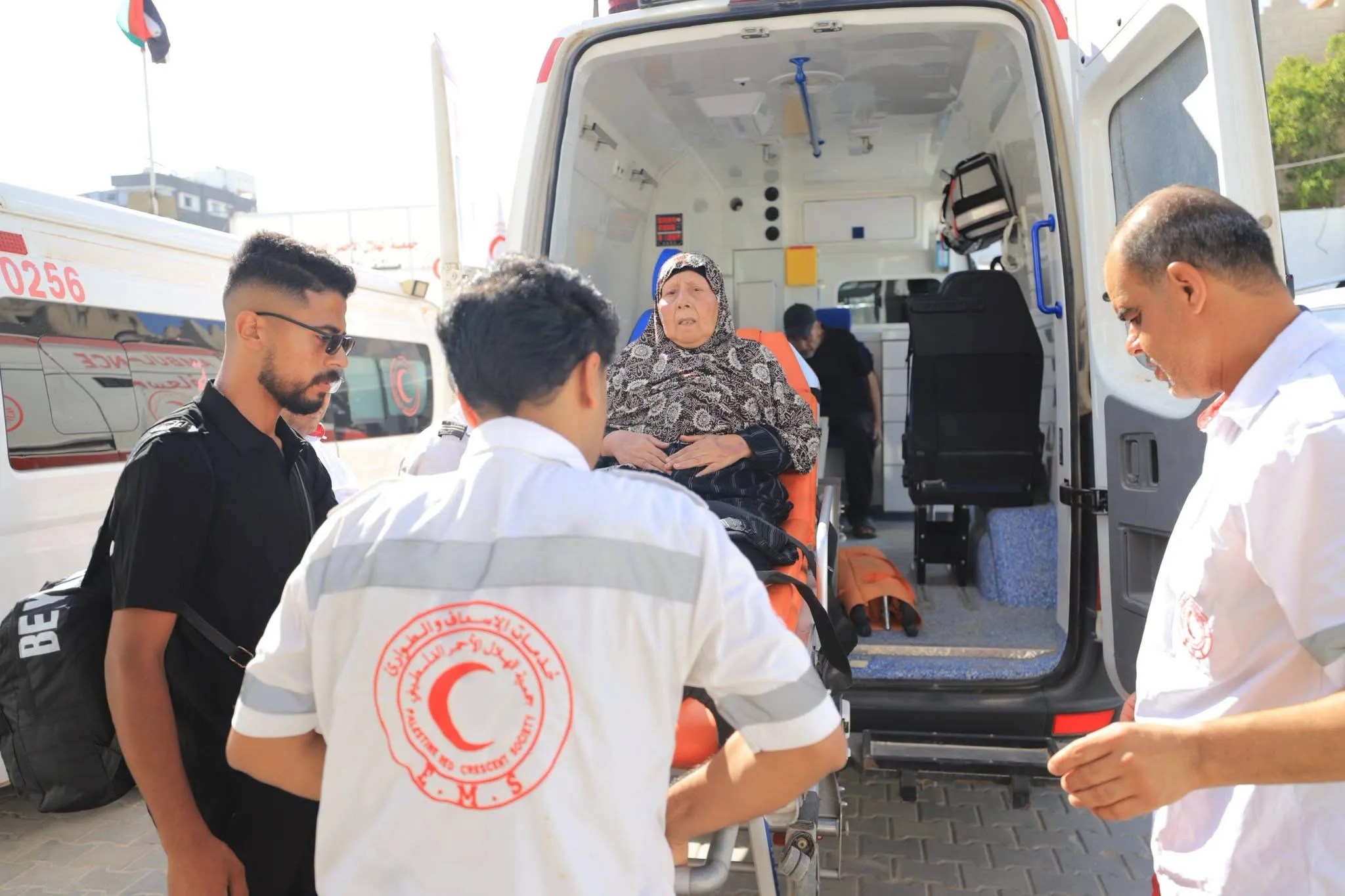 الهلال الأحمر الفلسطيني يعلن مغادرة 83 مريضاً ومرافقاً عبر معبر رفح ضمن جهود الإجلاء الطبي