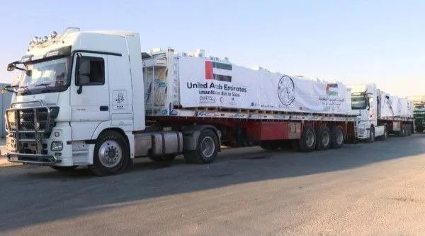 68 شاحنة مساعدات تدخل قطاع غزة ضمن عملية «الفارس الشهم 3»