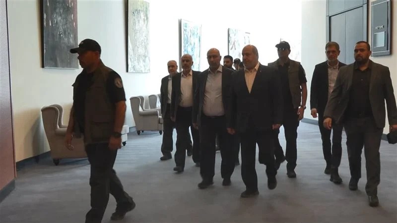 وصول وفد من الأخضر إلى القاهرة لاستئناف المفاوضات الخاصة بخارطة الطريق